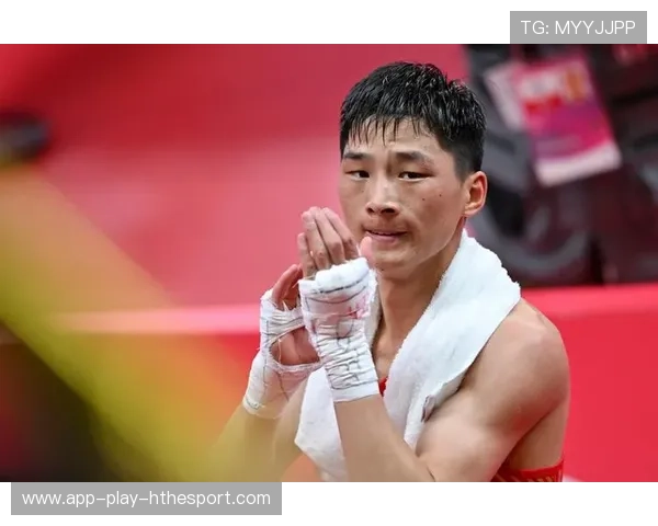 拳击冠军在新闻镜头前爆发：真相背后的血与汗