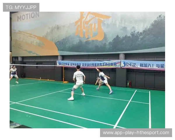 羽毛球场上的“意外之举”——运动员装备忘带借拍上阵的精彩瞬间