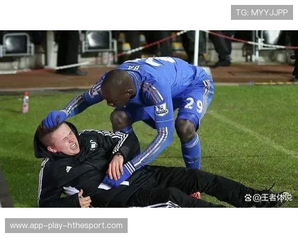 足球球童无意挡住球被骂惨