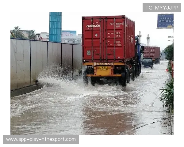 比赛场馆外临时防滑处理与雨天通行提示发布